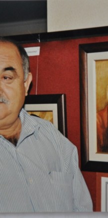 Rahmetli Vahittin Bozgeyik portresinin önünde Rahmetli Vahittin Bozgeyik portresinin önünde