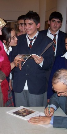 Gaziantep Bahriye Üçok Sergisi, İmza verirken Gaziantep Bahriye Üçok Sergisi, İmza verirken