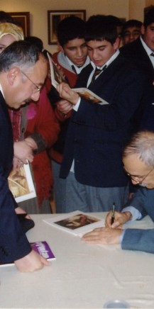 Sanatçı bir sergisinde ziyaretçileriyle birlikte.