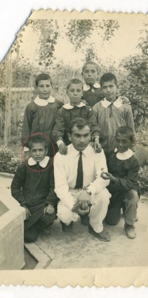 Saçaklı ilkokulunda öğretmeni Hayri Develi ile birlikte.